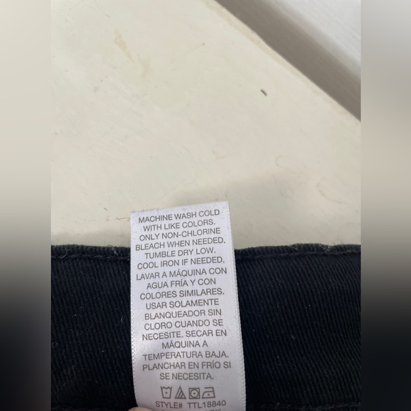 4/25 Black Time & Tru Cuffed Jean Capris - Picture 7 of 7